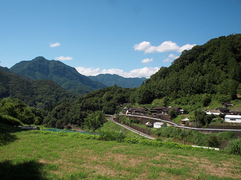 Paisaje del pueblo donde está situado el santuario Takenoharu. Fotografía: Kitasaki Jirō.