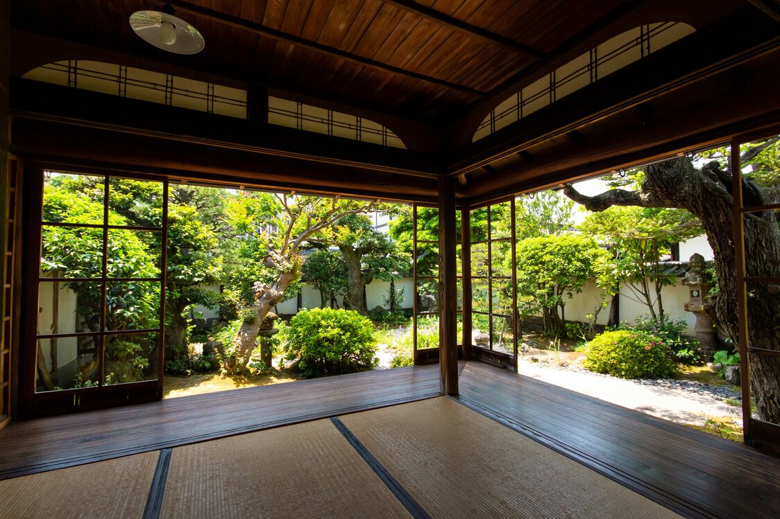縁側が巡らされ、庭との一体感がある居室