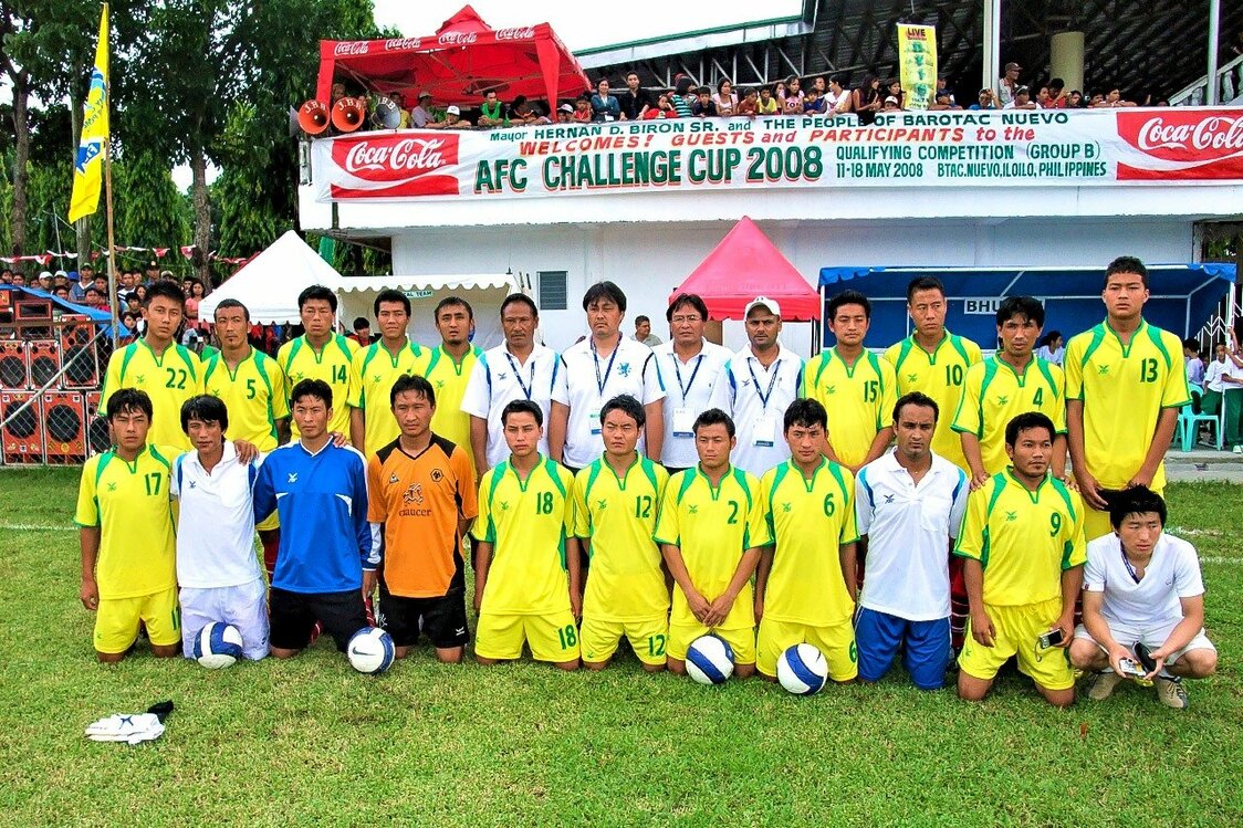 ブータン代表監督就任直後、AFCチャレンジカップに挑んだ際の行徳氏（後列中央）　行徳氏提供