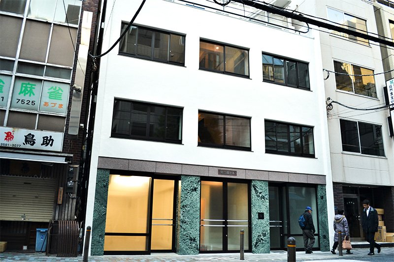 森ビルの最初の建物である西新橋2森ビルは、2017年に改修された。今では周辺の建物と溶け込み、目立たない控えめな存在だ