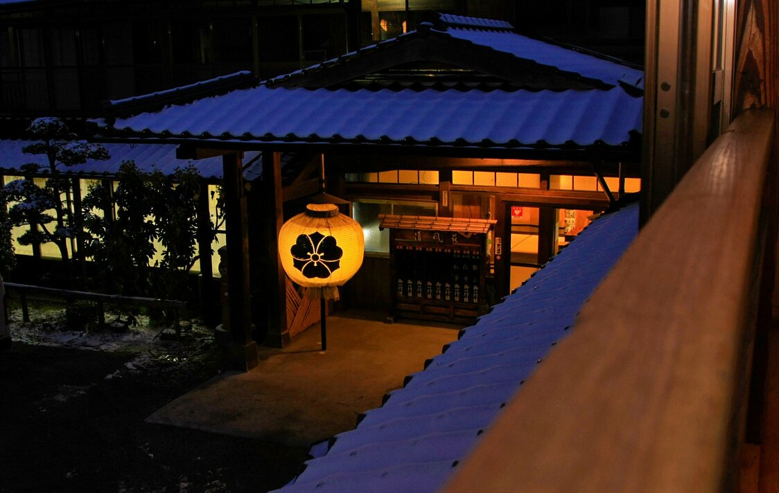 La entrada al ryokan antes del terremoto transmite toda la elegancia de este recóndito balneario. Fotografía por cortesía de Seifusō.