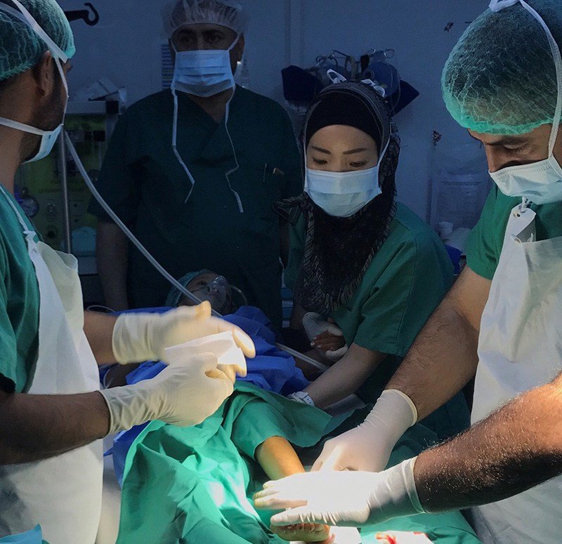 2017年、イラク・東モスルで紛争に巻き込まれた男の子を処置　©MSF