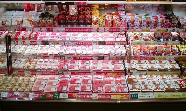 伊藤洋华堂的货架上,“大豆肉”(右)与一般肉类(中左)并列摆放(图片:伊藤洋华堂)