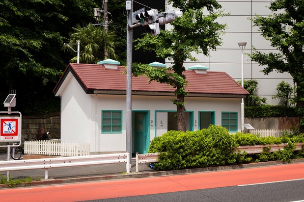 从原宿走向世界舞台的时尚设计师NIGO负责的神宫前可以说是自己的大本营。该设计的理念是“温故知新”,营造了怀旧与创新交融的美军营房风格