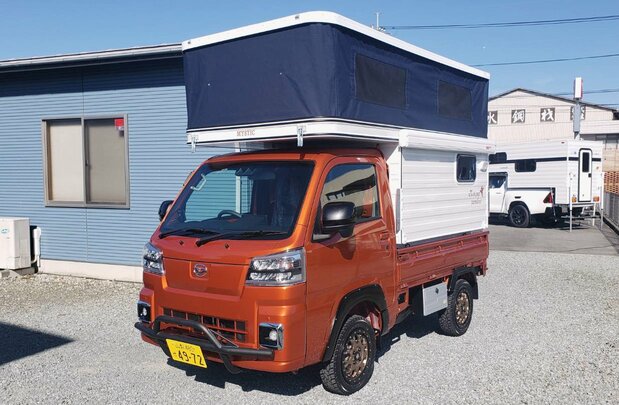 The Mini Pop Parakeet is a small truck camper with a removable shell mounted on the bed of a light truck. (© MYS Mystic)