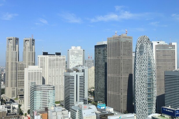 ビルが林立する新宿副都心。左端の都庁の右手前が京王プラザホテル(2016年撮影、今はないスバルビルが右下に写っている)(PIXTA)