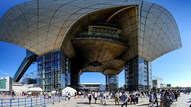 تقام فعالية ”كوميكي“ على أرض تبلغ مساحتها الإجمالية 115 ألف متر مربع في Tokyo Big Sight.