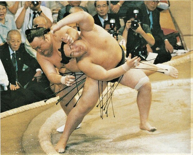 2002年秋場所の朝青龍・貴ノ浪戦。いったんは朝青龍(右)の「引き落とし」と場内アナウンスが流れたが、間もなく「伝え反り」に訂正された 時事