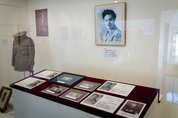 肖像の基になった写真など、千円札に関する展示も見もの