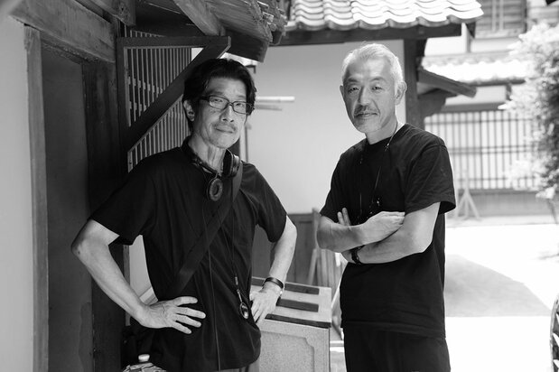 映画『せかいのおきく』撮影現場にて、阪本順治監督（左）と美術監督・企画・プロデューサーの原田満生　©2023 FANTASIA