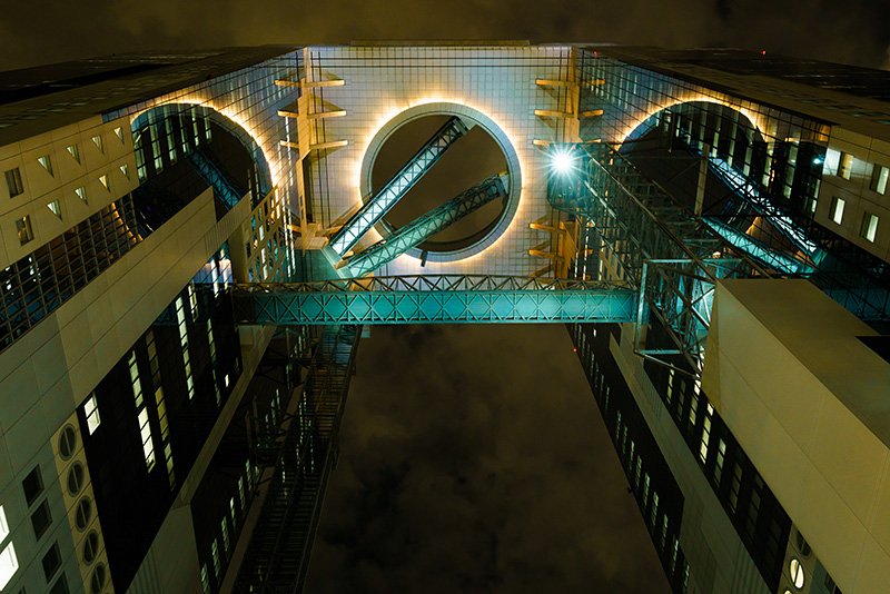 灯光照射下的空中庭园，悬浮在夜空，仿若宇宙飞船