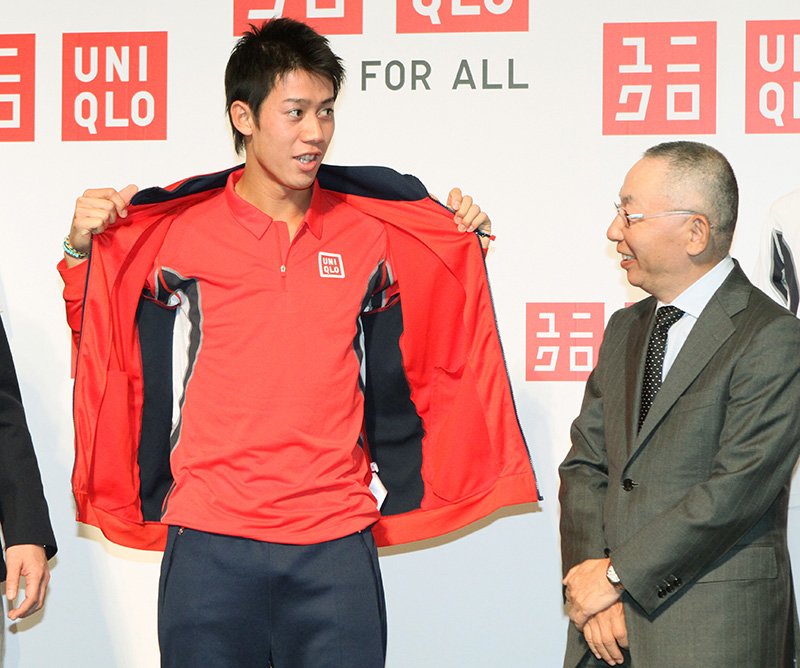 柳井正会長兼社長（右）は2012年2月のお披露目会で、錦織着用のユニクロのスポーツウェアを紹介 (写真提供・時事)