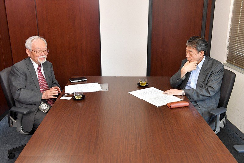 村井敏邦・一橋大学名誉教授（左）と村岡啓一・白鴎大学教授
