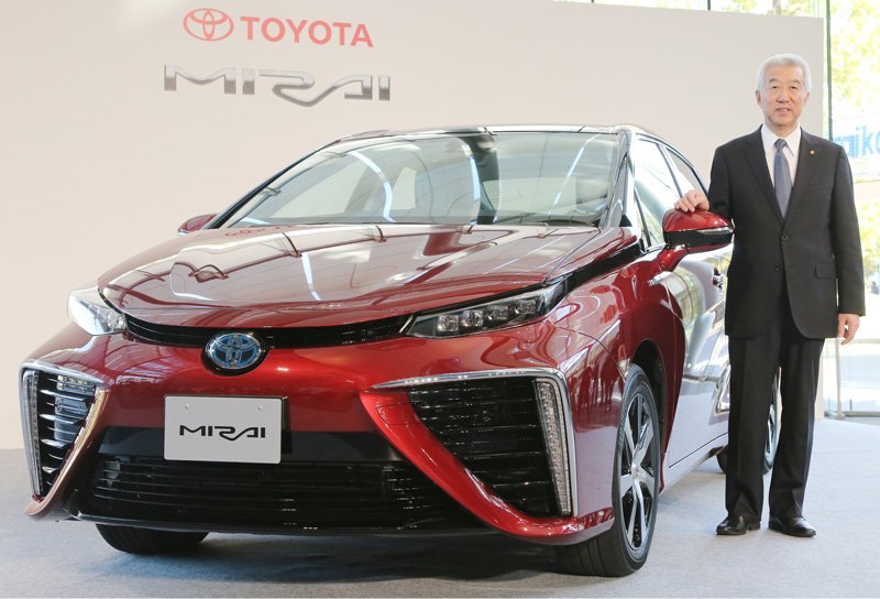 El vicepresidente de Toyota Katō Mitsuhisa revela el “Mirai” en Tokio el 18 de noviembre de 2014. (© Jiji)