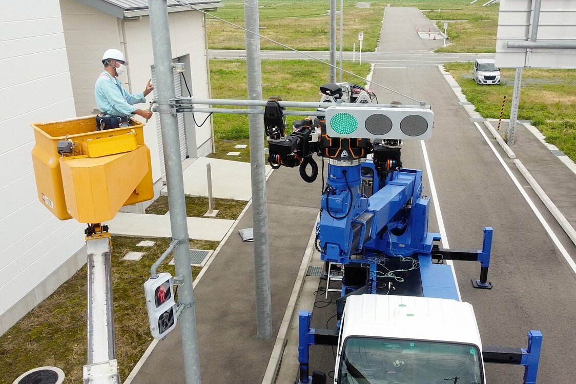 RTFの市街地フィールドで、信号機の取り付けデモを行う零式人機 ver.2.0　写真提供：株式会社人機一体