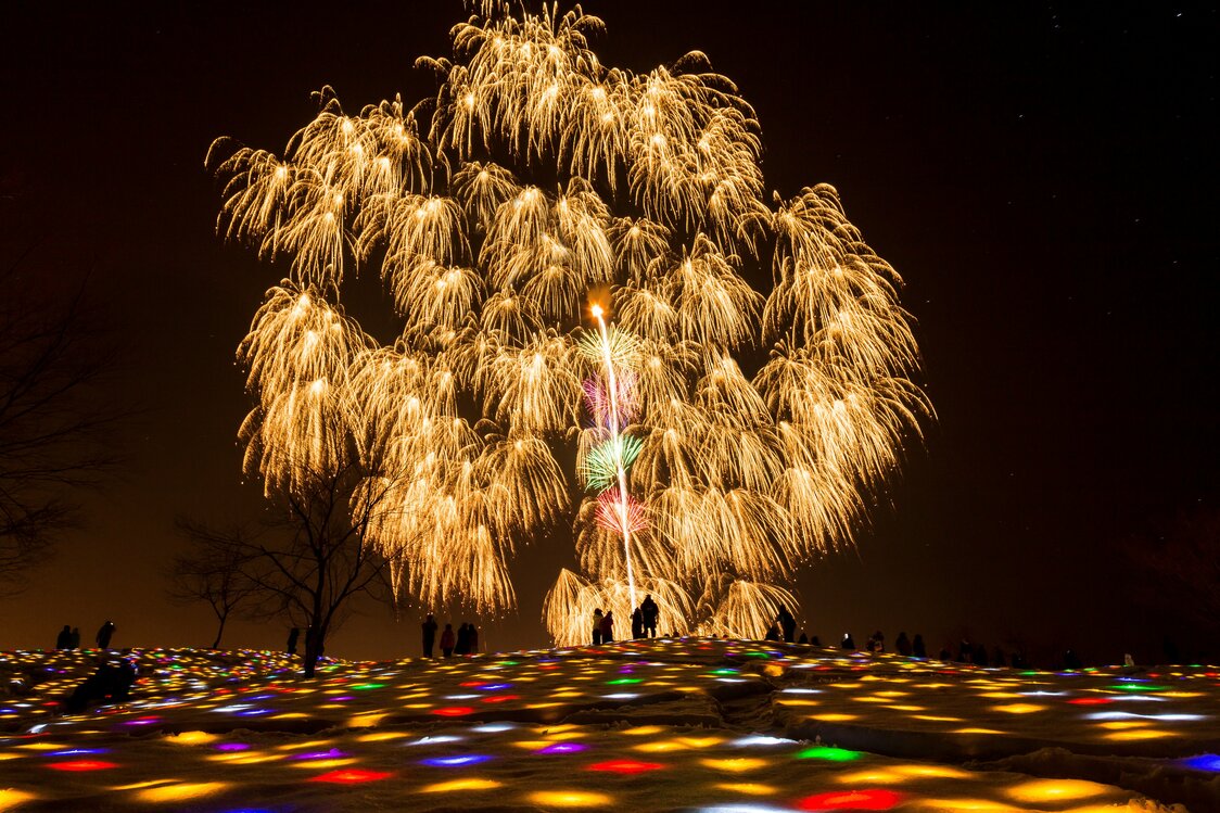 The Echigo-Tsumari Snow Fireworks is a multimedia event held annually (though canceled in 2020). The outdoor light installation Gift for Frozen Village 2019, shown here, is by Takahashi Kyōta. (Photo by Yanagi Ayumi)