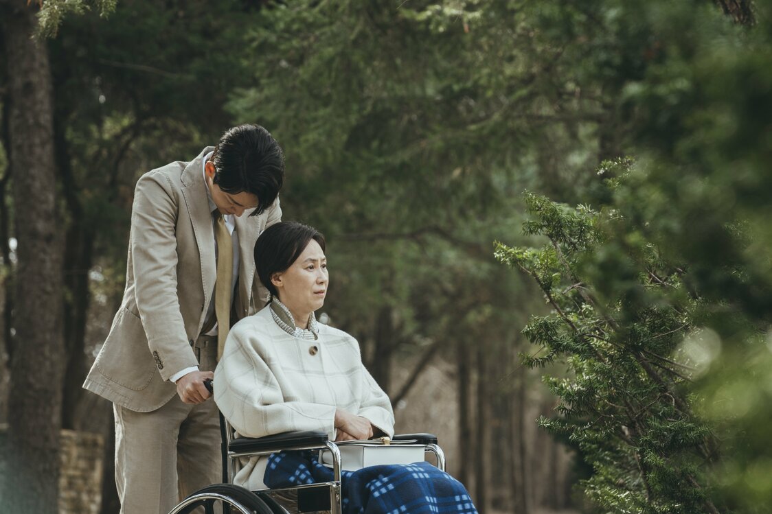 母（右）の思いを知り、涙するヴィンチェンツォ（左）　Netflix『ヴィンチェンツォ』