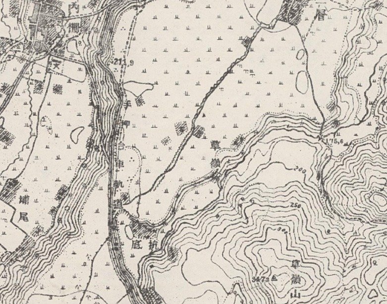 1921年の日本統治時代に作られた2万5000分の1の地形図を見ると、まん中左あたりに「手押台車軌道」とある（提供：中央研究院人文社會科學研究中心地理資訊科學研究專題中心）