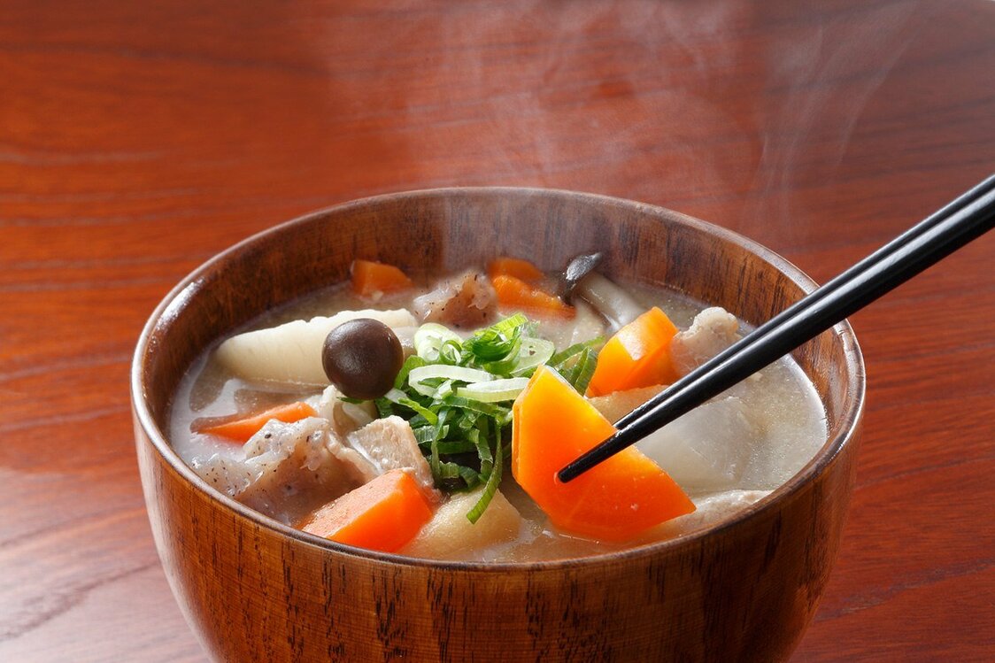 野菜の栄養がみそ汁にたっぷりしみ込んだ豚汁 ©Pixta