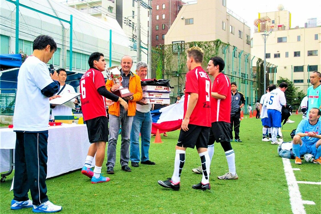 Although Eduardo is the sponsor of Copa Chile, he enjoys nothing more than taking to the field himself. (© Eduardo Ferrada)