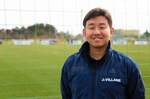 Takana Yūsuke, relaciones públicas del J-Village. 