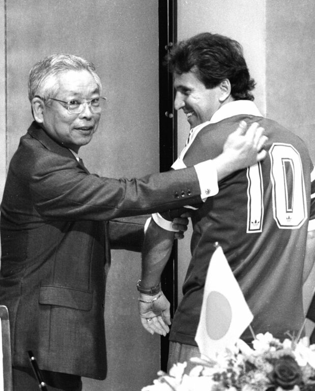 1991年5月21日、住友金属に入団、新宮康男社長とともに背番号10を披露した 共同