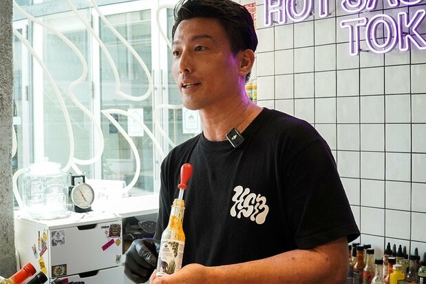 Lors d’une dégustation, Kimura s'enthousiasme à nous expliquer le contexte et les saveurs des sauces proposées par son établissement.