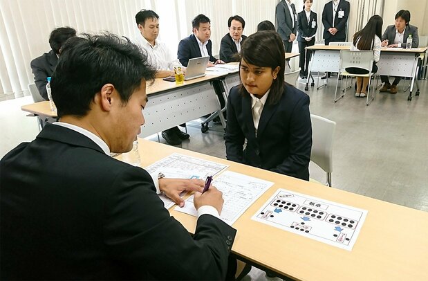 参加便利店兼职招工说明会的外国留学生 2017年5月 东京都丰岛区(时事通讯社)