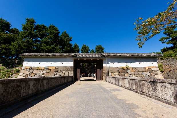 本丸南側にある重要文化財の表二之門。左右の土塀にある穴は鉄砲狭間（てっぽうざま）