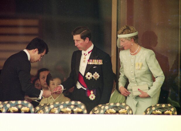平成の「即位礼正殿の儀」の参列席に入る英国のチャールズ皇太子とダイアナ妃(当時)=1990年11月12日、皇居・宮殿(毎日新聞社/アフロ)