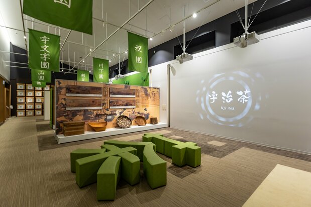 デジタル展示でお茶の歴史に触れることができる施設「茶づな」(藤原智幸撮影)