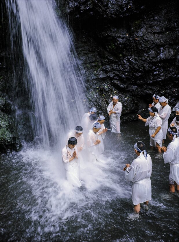 A purification ritual under the Shasui Waterfall in Kanagawa Prefecture. (© Haga Library)