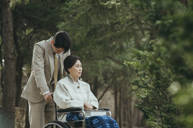 母(右)の思いを知り、涙するヴィンチェンツォ(左) Netflix『ヴィンチェンツォ』