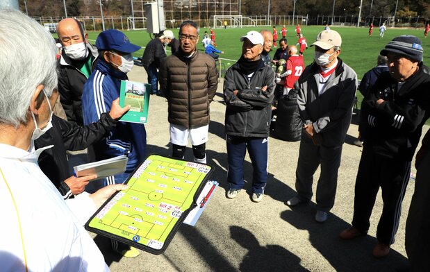Concentrés sur la séance tactique d’avant-match (© Nippon.com)
