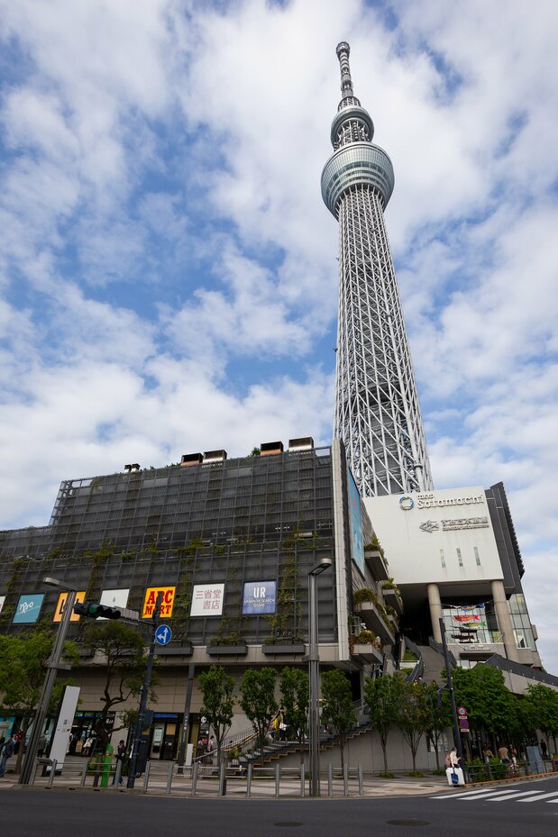 スカイツリーの塔体は日本の伝統色「藍白(あいじろ)」をベースにした、青みのある「スカイツリーホワイト」。山崎前区長は東京タワーの色を念頭に置いていたのだろう