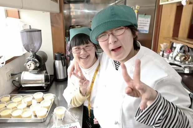 在咖啡店制作点心