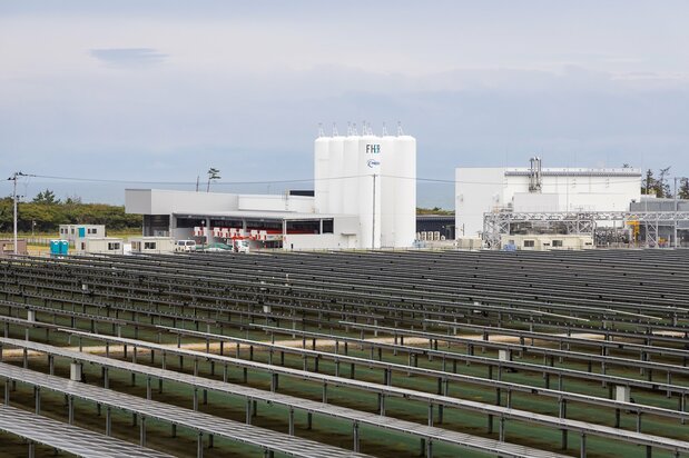 太陽光パネルに囲まれるように、巨大な水素ガスホルダーが建つ