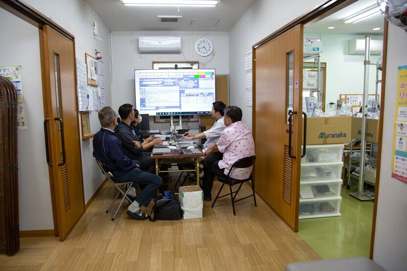 毎日夕方、診療から戻ったスタッフが集まってカンファレンス。患者中心のケアを実現するためそれぞれのチームが持ち寄った最新情報を共有する