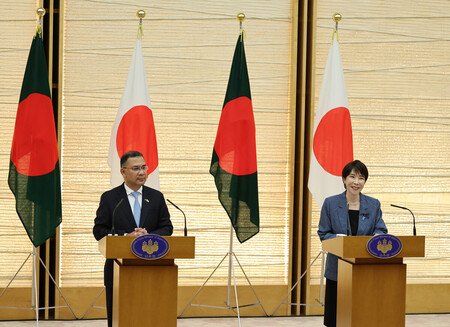 Japanese Prime Minister Sanae Takaichi (right) and her Bangladeshi counterpart, Tarique Rahman, hold a joint press conference at the prime minister's office in Tokyo on Tuesday.