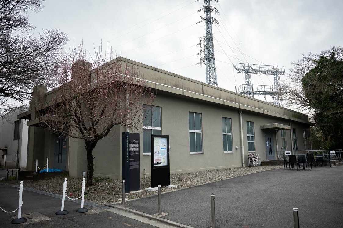 資料館の外観。建て替え工事が進む生田キャンパス内で、独特の空気を放っている