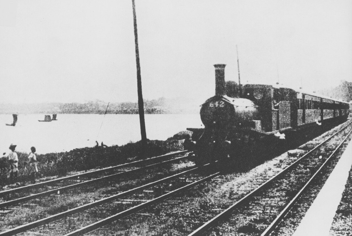 1907年、設置工事を開始した頃の田町駅付近。右側の白い部分にホームが建った。筆者所蔵の絵葉書