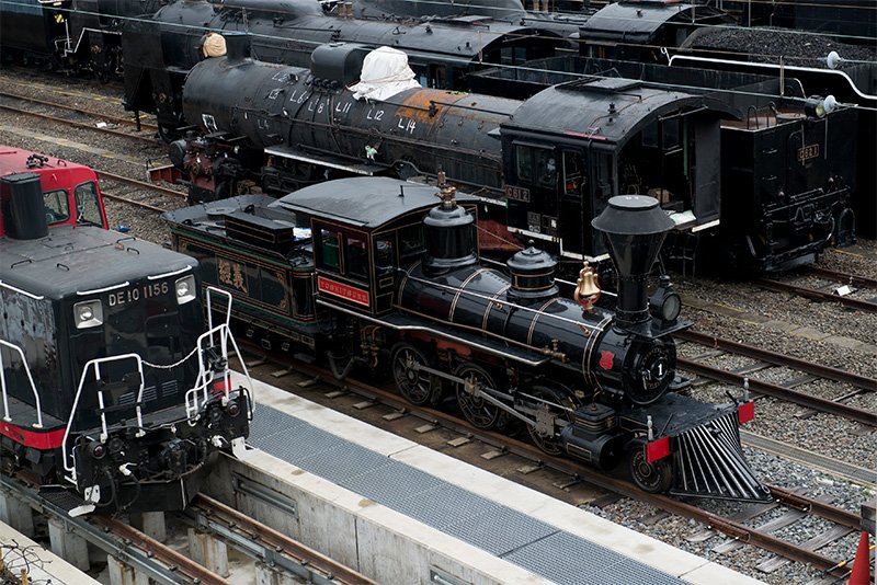 米国から最初に輸入されたSL、7100形7105号機「義経」号。旧梅小路機関区の名残である扇形車庫で保存される。