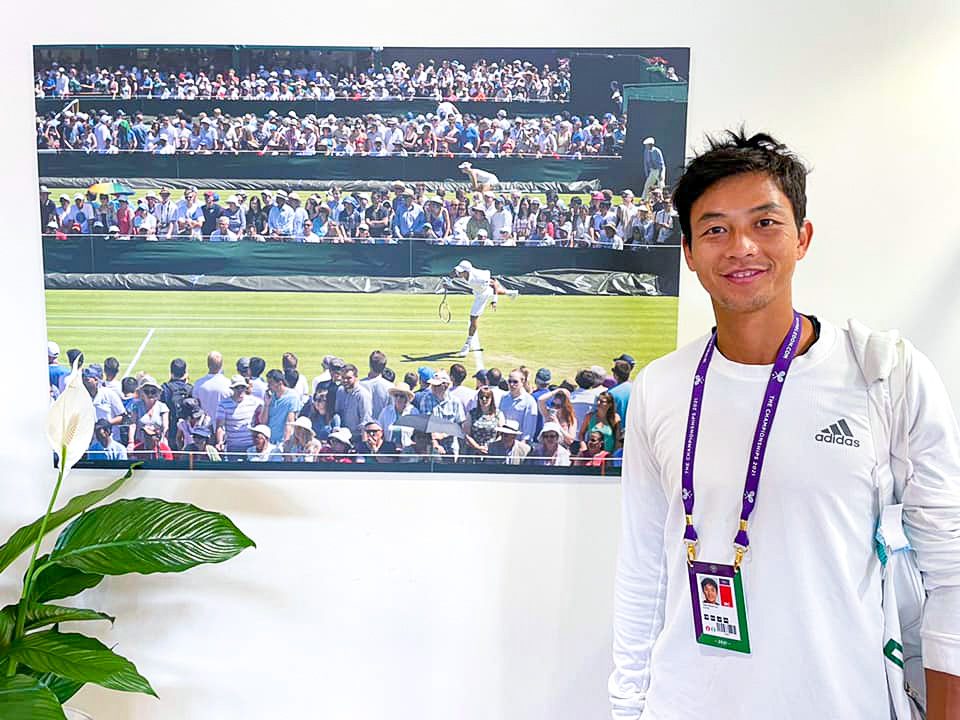 2021年のウィンブルドン大会での盧彦勲。2010年の試合前に撮影した場所で再び写真撮影した