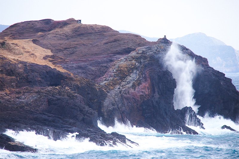 El reflejo de la luz en el agua que asciende desde el mar en Ryūgū no Shiofuki ofrece una preciosa vista, como si se hubiera esparcido polvo de plata (imagen cortesía de Initen).
