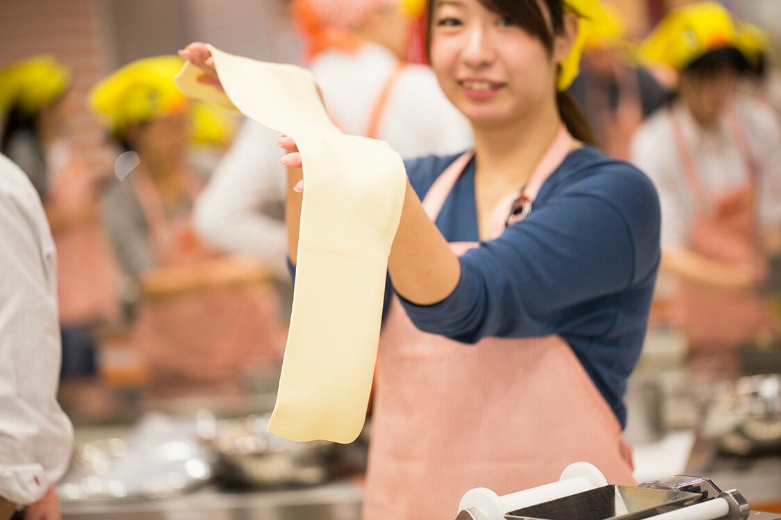 製麺機を使い、さらに生地を薄くなめらかにする