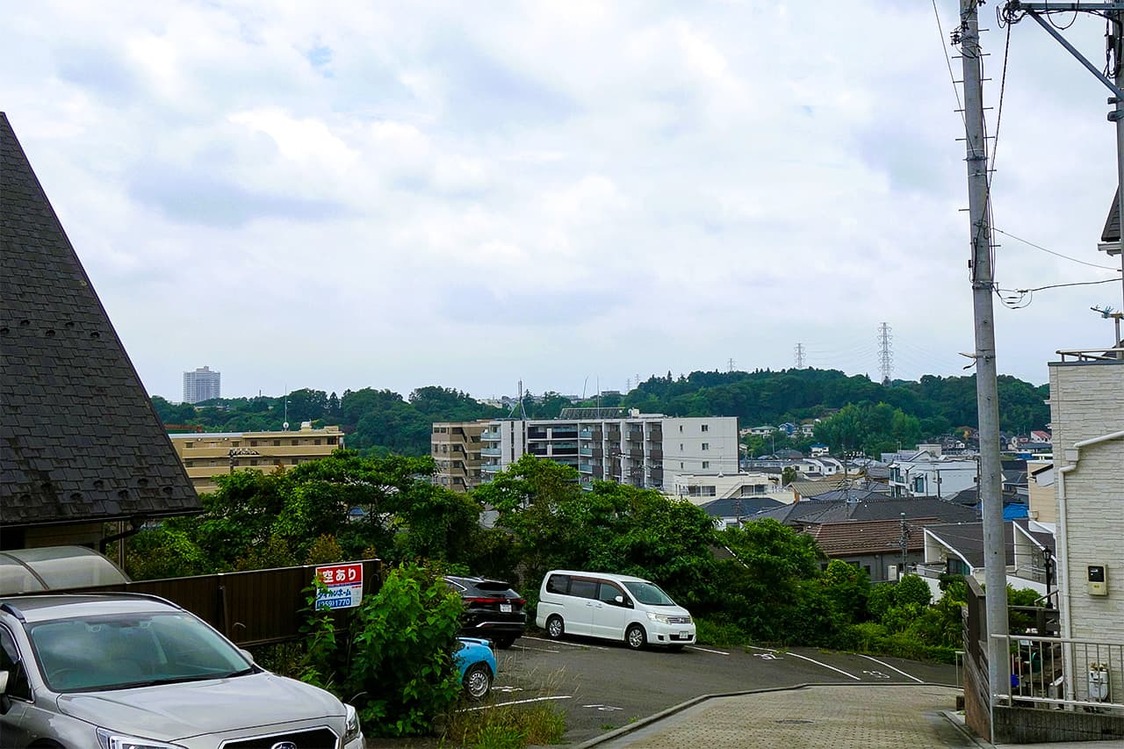 住宅地の奥に見える丘に当時、数万騎もの幕府軍が待機していたとみられる（横浜市旭区鶴ヶ峰）＝筆者撮影