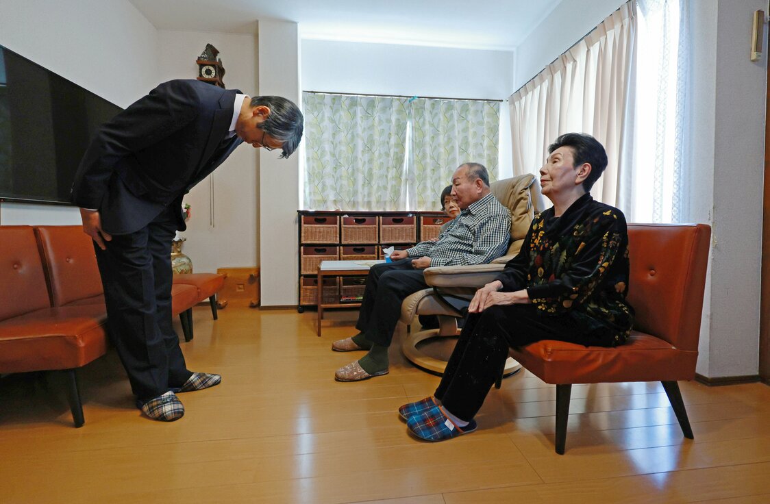 Yamada Hideo, the head of the Shizuoka District Public Prosecutors Office (at left) apologizes to Hakamata Iwao (center right) in Hamamatsu, Shizuoka, on November 27, 2024. (© Jiji; pool photo)