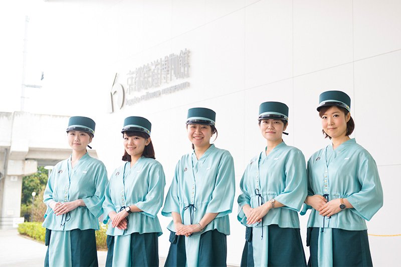 博物館では、女性ガイドらが出迎えてくれる