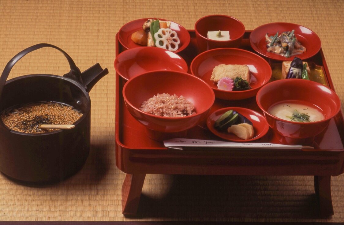 The yotsugashira tray. It is served with cold soup. (© Harada Hiroshi)