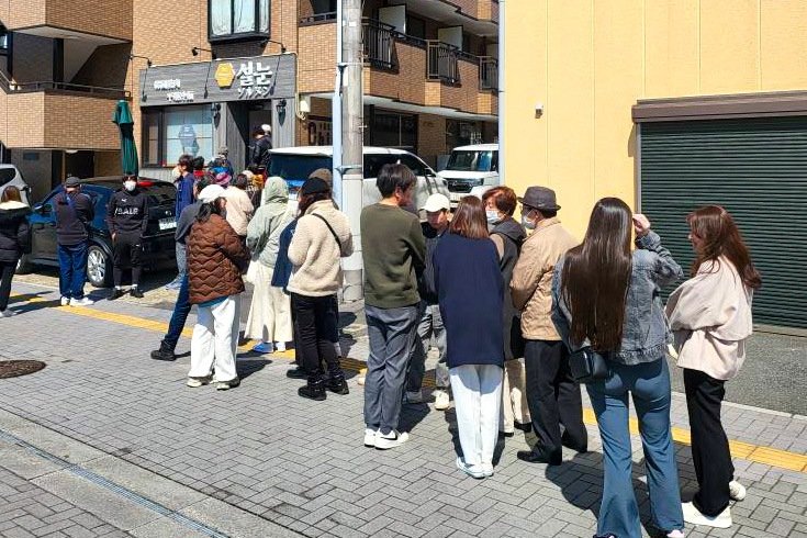 昼時の店先前の長い行列。遠方から足を運ぶ人も少なくない＝千葉市稲毛区（洪敬義撮影）